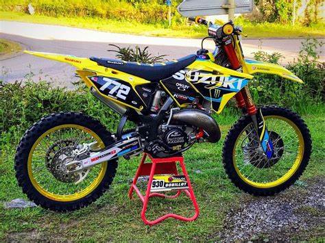 Plantilla de diseño vectorial digital para el Suzuki RM 2020, escala 1:1.